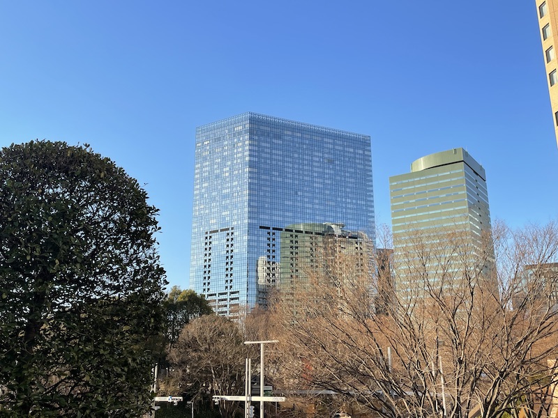 透明感がすごいビル