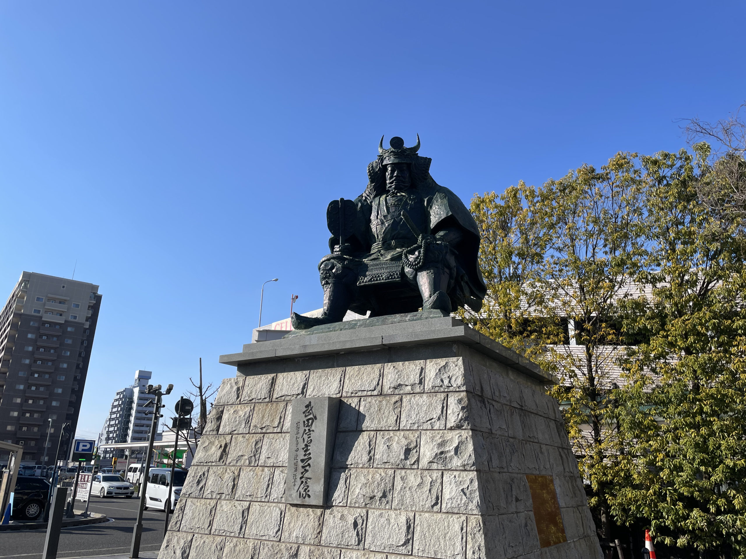 甲府駅前の武田信玄像