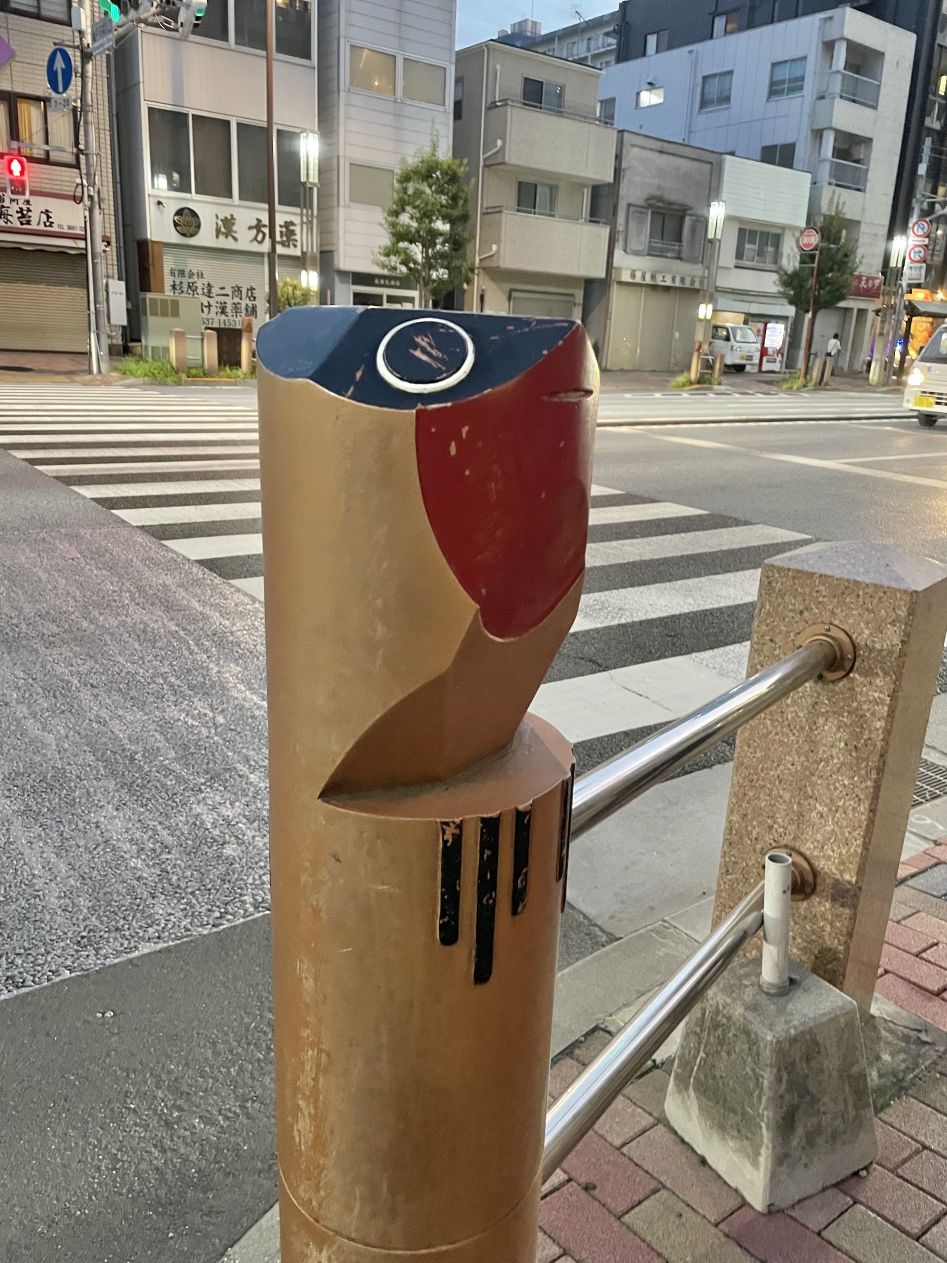 亀戸天神近くの鷽をかたどったガードレール