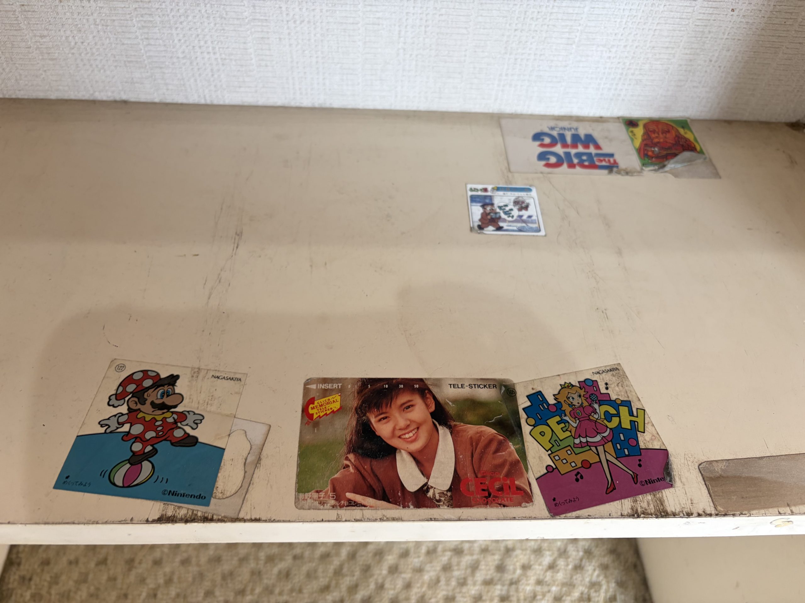 築古物件のシール痕