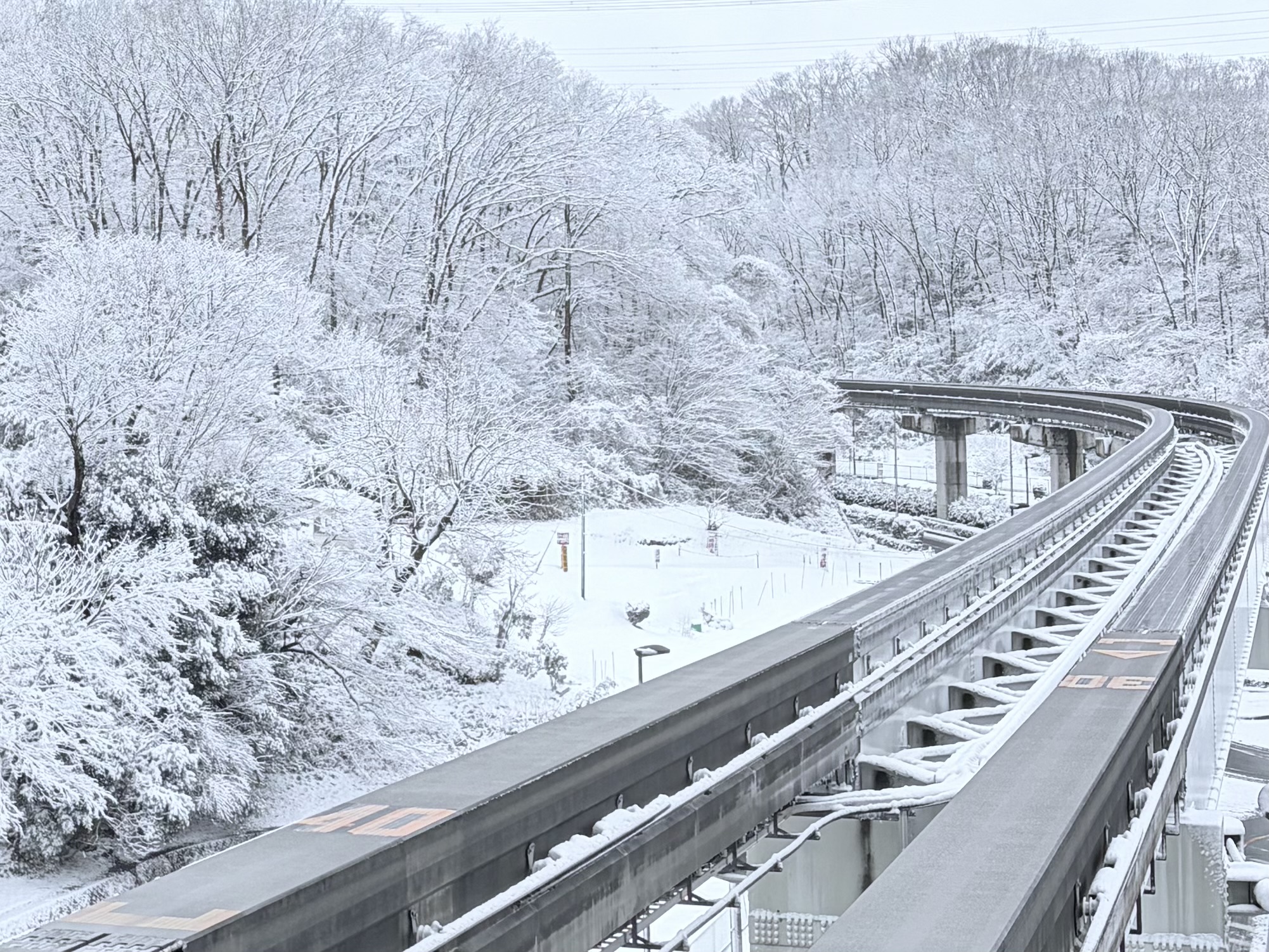 駅のホームからの雪景色